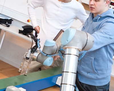 Master D e Universal Robots estabelecem parceria para promover a formação em robótica colaborativa