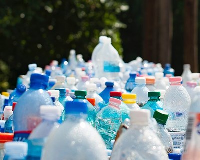Bruxelas estuda hipótese de proibir embalagens de plástico