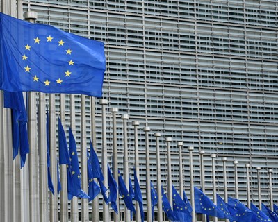 Bruxelas quer rever normas sobre impostos especiais sobre álcool