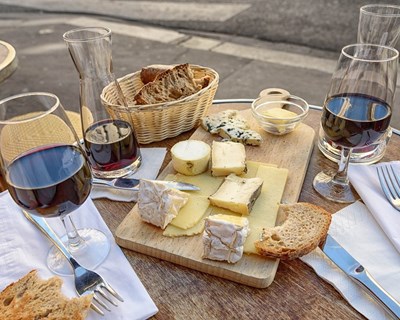 EUA ameaçam França com tarifas até 100% sobre vinho e queijo