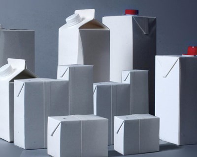 Tetra Pak lança máquina de enchimento para embalagens de distribuição refrigerada